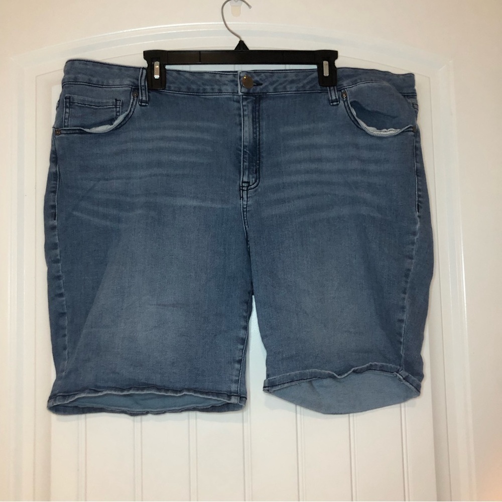 Lane Bryant Denim Mid-Rise Essential Stretch Bermuda Shorts Size 24